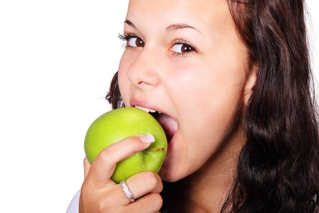 manger une pomme